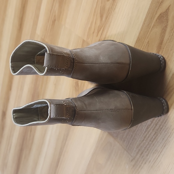 Timberland Boot Company heeled bootie sz. 7 - Picture 2 of 3